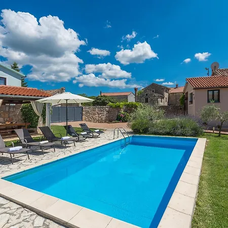 2 Bedroom Gorgeous In Holiday home *